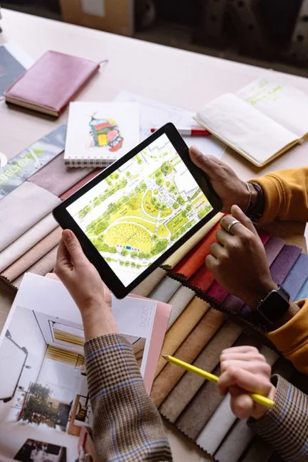 Bureau professionnel avec ordinateur portable, café et verre d’eau, mettant en avant la technologie moderne et la productivité.